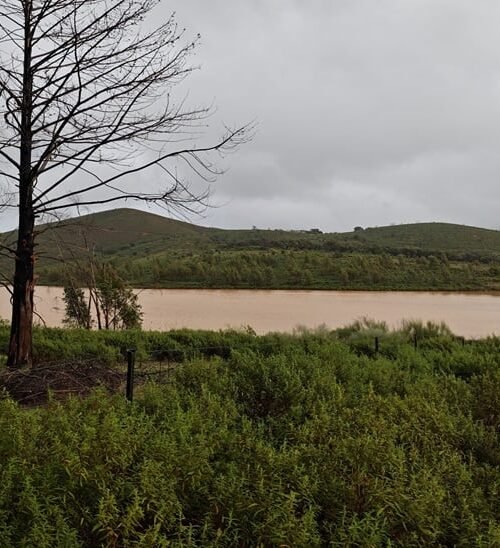 Técnicos de la Junta trabajan en el pantano onubense donde una grieta obligó a desalojar a un centenar de vecinos