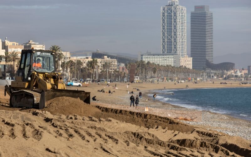 Barcelona consigue salvar tres playas con arena procedente de obras