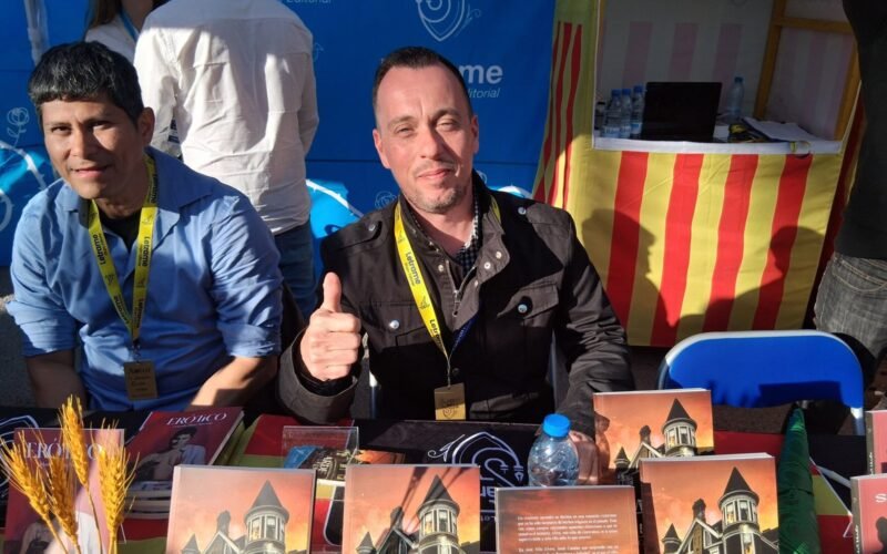 Jordi Catalán firmó ejemplares de Arde Villa Elvira este Sant Jordi en la parada de la Editorial Letrame