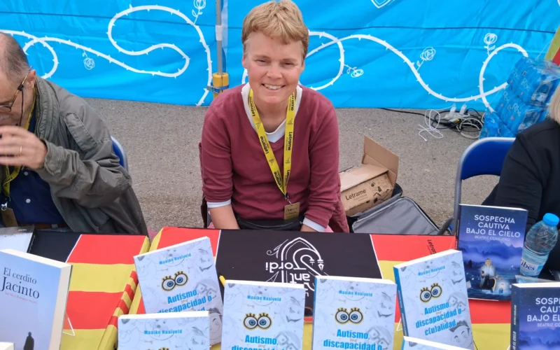 Maaike Haaiveld firma su libro en Sant Jordi 2025 en la parada de la Editorial Letrame