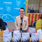 Alejandro Liceaga Moreno firma ejemplares de su libro "De demonio a ángel. El viaje hacia la luz interior" en la parada de la Editorial Letrame