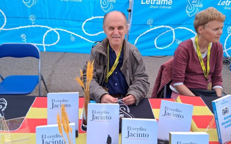 José María Rodríguez Sánchez firma ejemplares de El cerdito Jacinto en Sant Jordi 2025 con Editorial Letrame