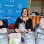 La autora chilena Jennifer Ly Obregón Reyes presentó su primer libro en la parada de Letrame durante la Diada de Sant Jordi