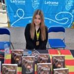 Nerea Bustos firma ejemplares de su novela en el stand de Letrame en Sant Jordi 2025