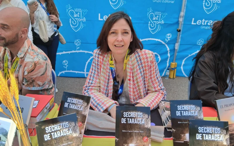 Firma de libros de Rebeca García-Noblejas Moya en la parada de la Editorial Letrame