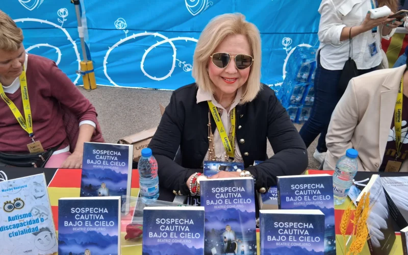 BEATRIZ CONEJERO MARTÍNEZ PRESENTA "SOSPECHA CAUTIVA BAJO EL CIELO" EN SANT JORDI 2025