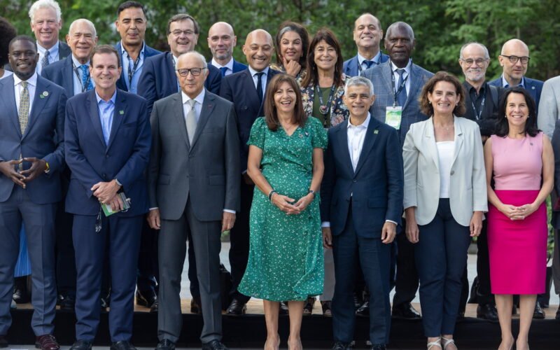 Alcaldes de un centenar de ciudades cierran filas en París contra la desinformación climática