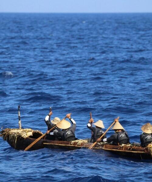 Científicos se embarcan en una canoa prehistórica para demostrar la llegada del hombre al este de Asia