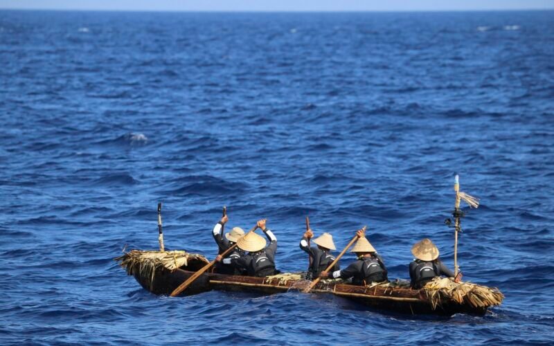 Científicos se embarcan en una canoa prehistórica para demostrar la llegada del hombre al este de Asia