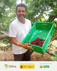 UPA-UCE forma a un joven agricultor en una explotación modelo de Caminomorisco