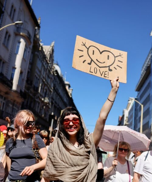 Miles de personas desafían el veto de Orbán en la manifestación del Orgullo en Budapest