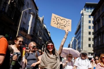 Decenas de miles de personas desafían el veto de Orbán en la manifestación del Orgullo en Budapest
