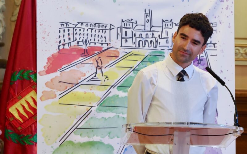El artista Dulzaro reprende a PP y Vox por sus políticas LGTBI en Valladolid