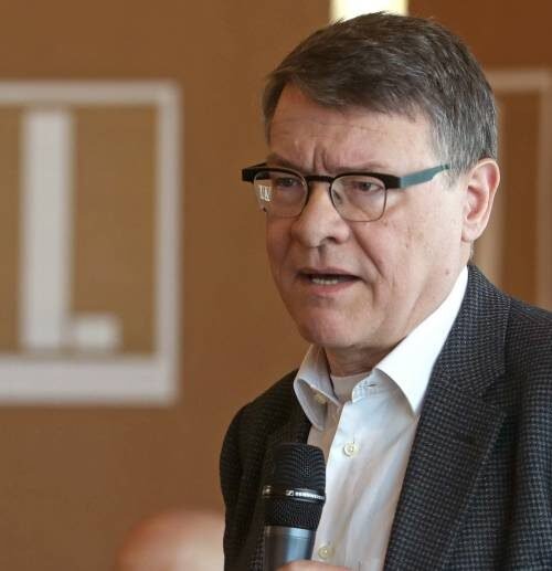 Exministros del PSOE piden adelantar las elecciones y la “regeneración” del partido