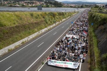 Miles de personas marchan en Pontevedra contra la macrocelusosa que se quiere instalar en un paraje natural