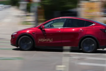 Los fallos de los robotaxis de Elon Musk en solo 6 días: desde invadir el carril contrario a frenazos fantasma