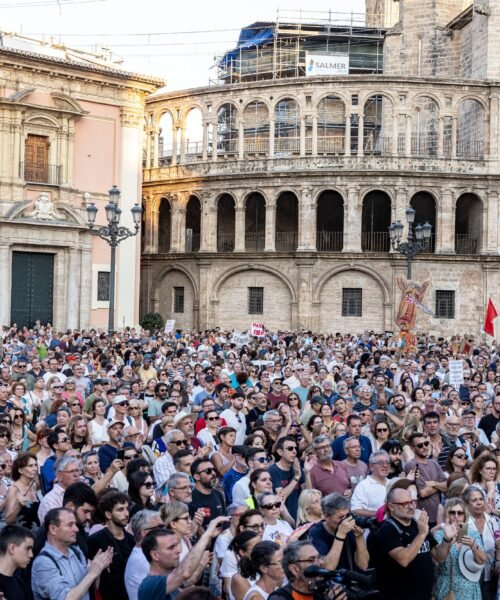 La octava manifestación contra Mazón por la dana mantiene el pulso con 5.000 personas en las calles de Valencia