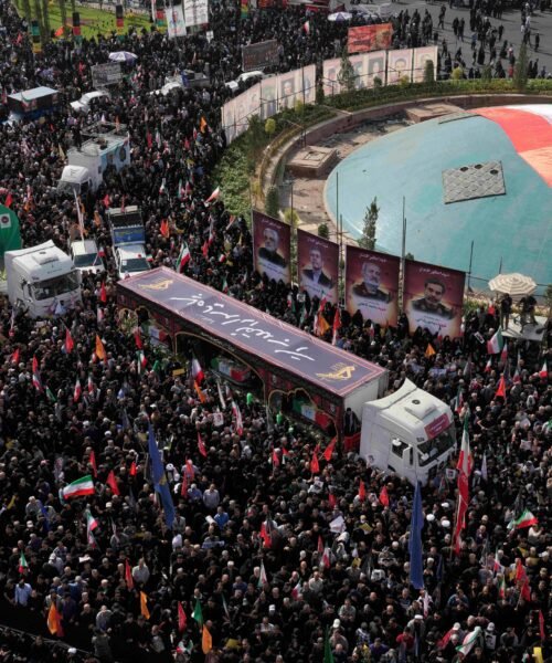 Irán cierra filas con un multitudinario funeral por los altos cargos asesinados por Israel