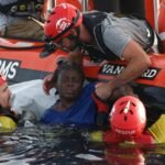 Italia redobla su ofensiva contra las ONG de rescate de migrantes: juicios, espionaje y una vuelta al mundo en viajes absurdos