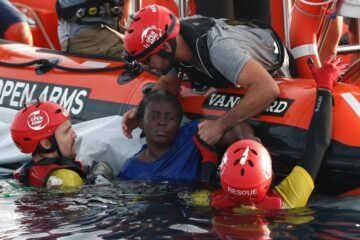 Italia redobla su ofensiva contra las ONG de rescate de migrantes: juicios, espionaje y una vuelta al mundo en viajes absurdos