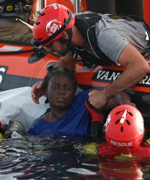 Italia redobla su ofensiva contra las ONG de rescate de migrantes: juicios, espionaje y una vuelta al mundo en viajes absurdos