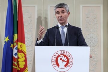 El moderado Carneiro liderará el Partido Socialista de Portugal