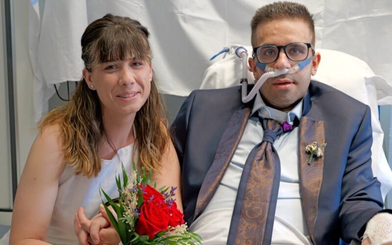 La mañana en la que Javier y Esther se dieron el ‘sí quiero’ en la UCI del Hospital Gregorio Marañón