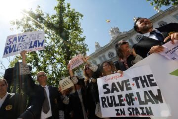 Multitudinaria protesta de jueces y fiscales contra la reforma judicial ante el Supremo