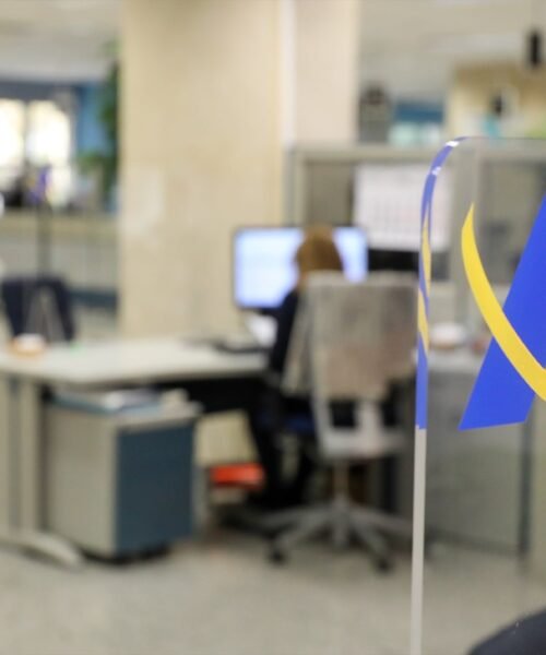 Más individualistas y contrarios a los impuestos: los hombres jóvenes se apean del ascensor social en Cataluña