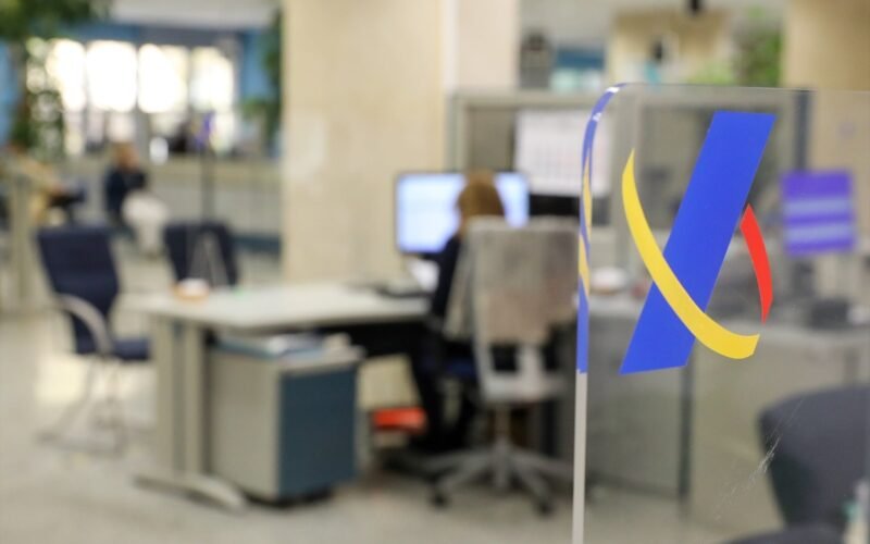 Más individualistas y contrarios a los impuestos: los hombres jóvenes se apean del ascensor social en Cataluña