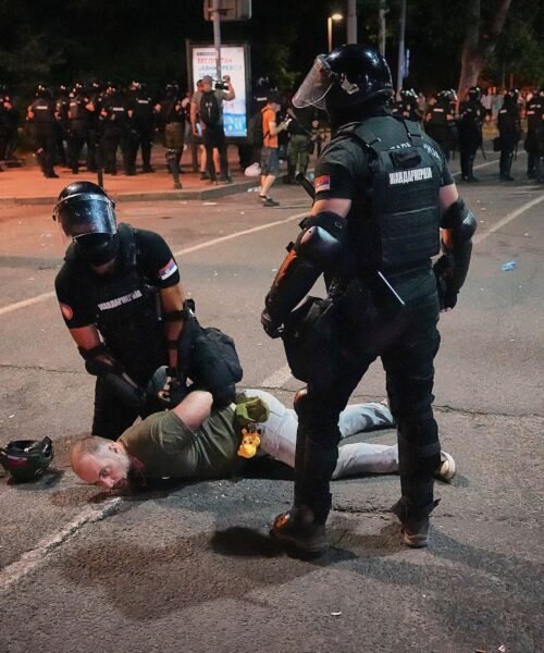 Las protestas contra el Gobierno dejan varios heridos en Serbia