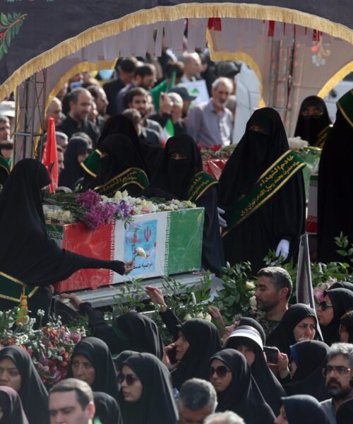 Irán emerge de la guerra debilitado pero sin que se atisbe un cambio de régimen