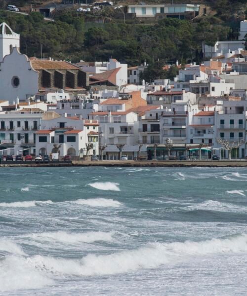 Dos personas muertas, dos heridas y otras diez rescatadas en las playas catalanas
