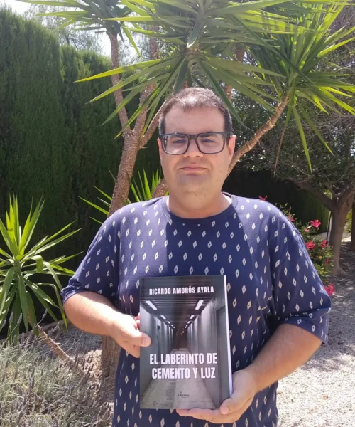 Ricardo Amorós Ayala irrumpe en la narrativa española con un debut que eriza la piel