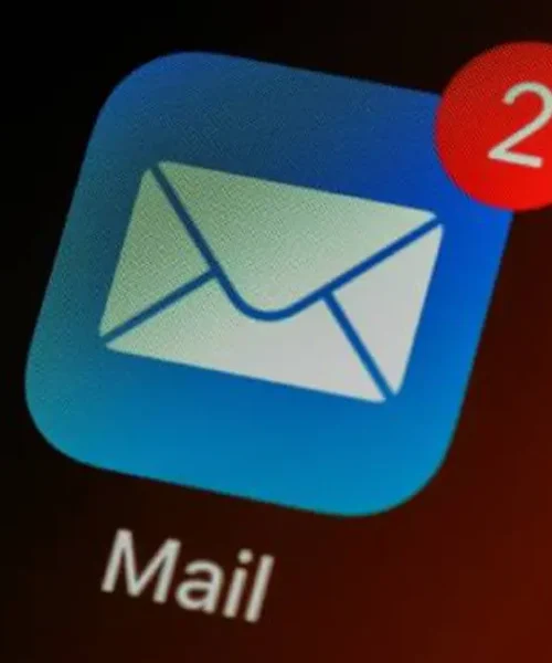 Piénsalo antes de hacer clic: por qué es peligroso usar esta opción común en los correos que recibes