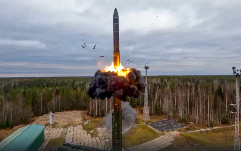Así es Oreshnik, el nuevo misil hipersónico nuclear ruso que podría alcanzar España en solo 20 minutos