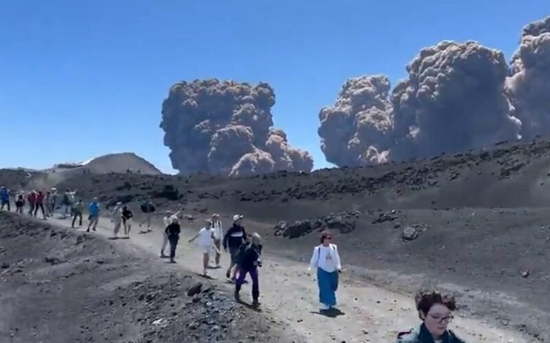 Polémica en Italia por la presencia de turistas en el cráter del Etna cuando hizo erupción