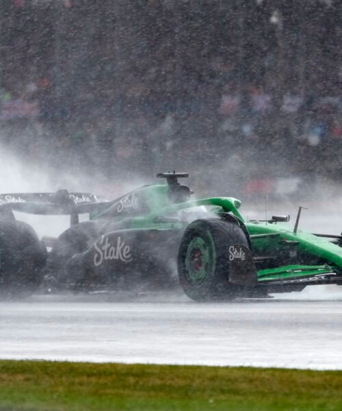 Heroico podio de Nico Hulkenberg bajo la lluvia de Silverstone, donde Fernando Alonso y Carlos Sainz desperdician sus balas