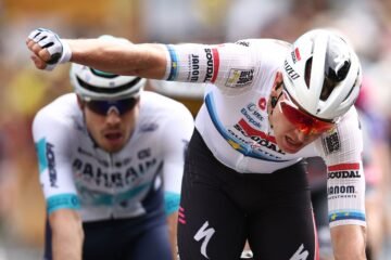 Tim Merlier se lleva en la ‘photo finish’ la etapa más extraña: paseo, espeluznante caída de Philipsen y un maillot pactado para el compañero de Pogacar