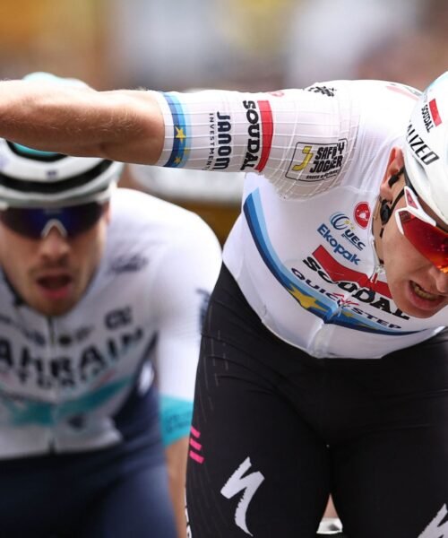 Tim Merlier se lleva en la ‘photo finish’ la etapa más extraña: paseo, espeluznante caída de Philipsen y un maillot pactado para el compañero de Pogacar