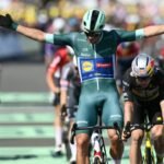 Jonathan Milan se estrena y acaba seis años después con el maleficio italiano en el Tour