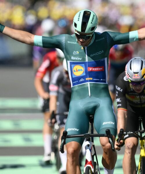 Jonathan Milan se estrena y acaba seis años después con el maleficio italiano en el Tour