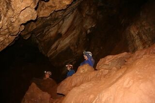 Hallan una nueva cueva en Fuentes de León, durante  el campo de voluntariado del IJEX