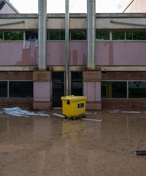 Cataluña cierra un hospital con 71 pacientes ingresados tras los destrozos de la dana