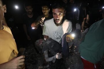 Última hora del conflicto en Oriente Próximo, en directo | Israel mata al menos a tres personas al bombardear cerca de un punto de reparto de ayuda en el campamento de Nuseirat