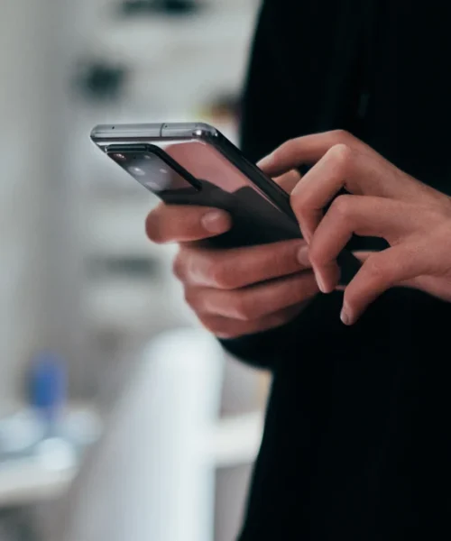 ¿Cómo borrar la memoria de tu teléfono sin eliminar las fotos? Tutorial completo para Android y iPhone