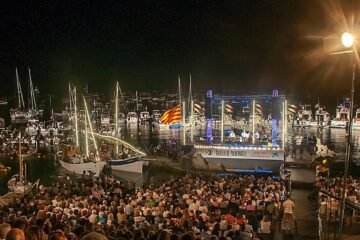 El público consigue que la cantada de habaneras de Calella acabe, como siempre, con ‘El meu avi’