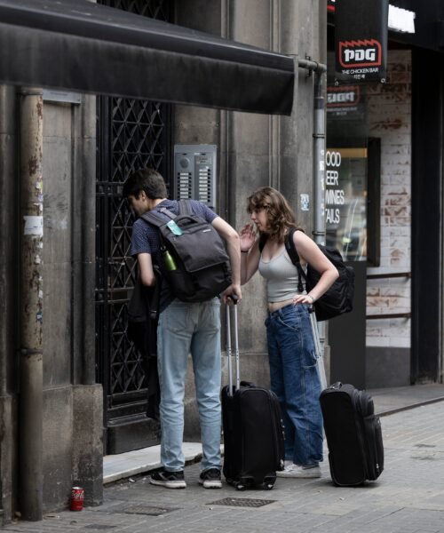 Las exigencias de Barcelona a Airbnb: retirar anuncios de pisos turísticos ilegales en 48 horas y facilitar datos bancarios