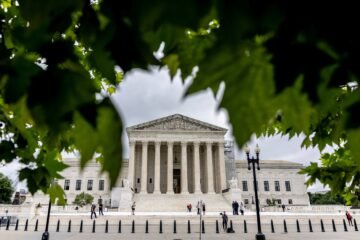El Supremo de Estados Unidos permite a Trump reanudar los despidos masivos en agencias federales