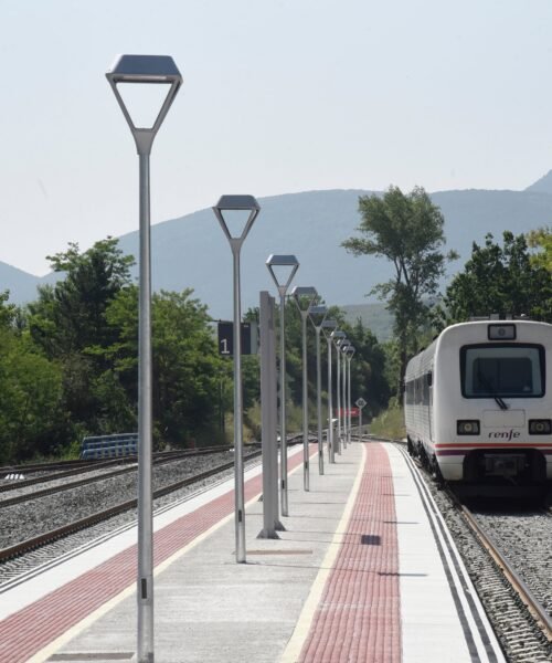 La vuelta del Canfranero llena de vida la frontera aragonesa, pero despierta los recelos de Francia